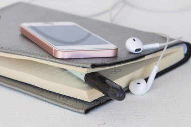 mobil iş tablo beyaz üzerinde Mutabakat için defter planlayıcısı ile