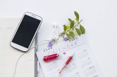 defter ile takvim yıllık planlayıcısı ve mobil cihazlar için mali tablo beyaz