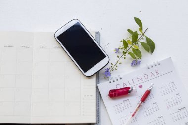 defter ile takvim yıllık planlayıcısı ve mobil cihazlar için mali tablo beyaz