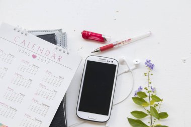defter ile takvim yıllık planlayıcısı ve mobil cihazlar için mali tablo beyaz