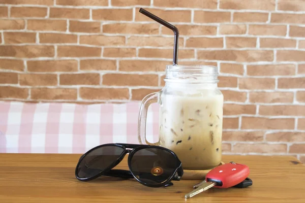 Fundo gelado café torrado fresco e acessório para relaxar mulher — Fotografia de Stock