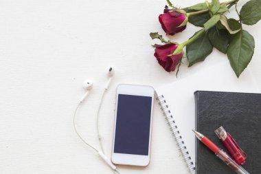 defter planlayıcısı kaydı ile iş için mobil ve kırmızı gül