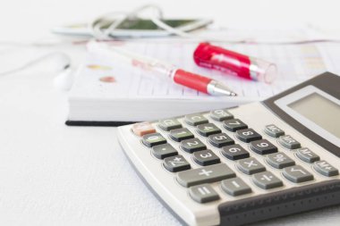 arka plan beyaz iş için hesap makinesi ile dizüstü bilgisayar planlayıcısı