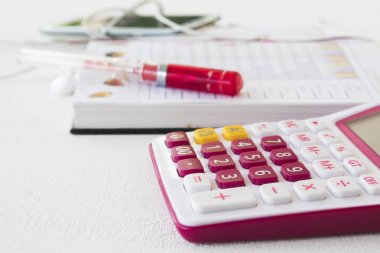 arka plan beyaz iş için hesap makinesi ile dizüstü bilgisayar planlayıcısı