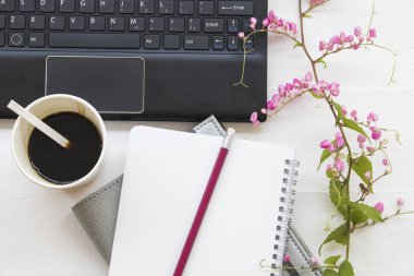 ahşap arka plan üzerinde iş için defter planlayıcısı ile bilgisayar