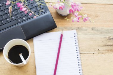 ahşap arka plan üzerinde iş için defter planlayıcısı ile bilgisayar