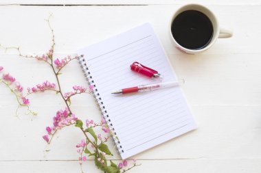 defter planlayıcısı yıllık ve sıcak kahve tablo beyaz üzerine pembe çiçekli