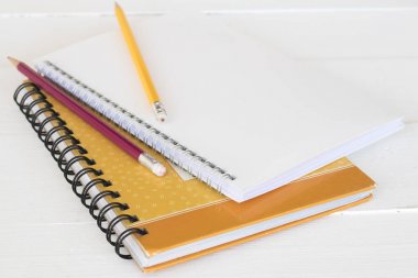 Eğitim defter hazırlamak tablo beyaz üzerinde çalışma