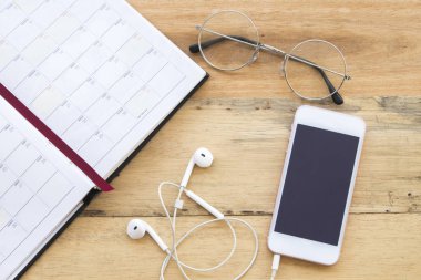 cep telefonu iş ahşap arka plan üzerinde için dizüstü bilgisayar planlayıcısı