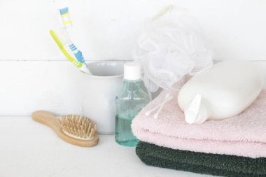 temiz Yıkama fırçası ve vücut için sıvı sabun ile sağlıklı bakım ağız boşluğu için gargara arka plan beyaz ayarla