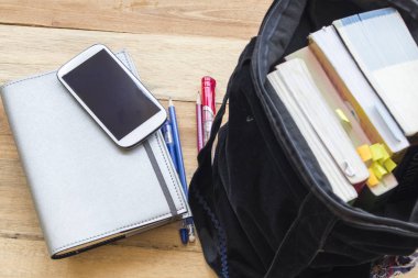 tüm kitap ve notebook çanta içinde tablo halindeyken çalışmaya hazırlamak eğitim