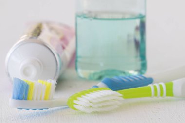 sabah üzerinde arka plan beyaz diş macunu ve diş fırçası Diş macunu ile temiz ağız boşluğu için