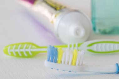 sabah üzerinde arka plan beyaz diş macunu ve diş fırçası Diş macunu ile temiz ağız boşluğu için