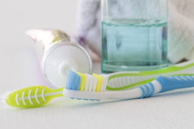 sabah beyaz üzerine diş macunu ve diş fırçası diş macunu ile temiz ağız boşluğu için