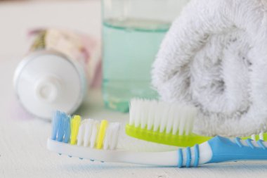 sabah üzerinde arka plan beyaz diş macunu ve diş fırçası Diş macunu ile temiz ağız boşluğu için