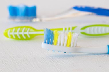 sabah üzerinde arka plan beyaz diş fırçası ile temiz ağız boşluğu için