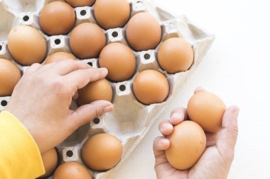 satın almak seçme yumurta pişirmek için süper sağlıklı gıdalar hazırlamak tutan el