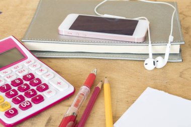 defter aylık planlayıcısı kaydı ile cep telefonu ve hesap makinesi için ofis masasında mali