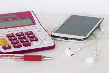hesap makinesi ekipmanları office ile hareket eden telefon için finansal arka plan beyaz üzerinde