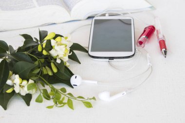  Tablo beyaz üzerinde çalışma için cep telefonu ve sözlük İngilizce