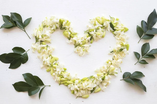 Weiße Blüten Mit Blättern Arrangieren Design Herz Jahrgang Auf Weißem — Stockfoto