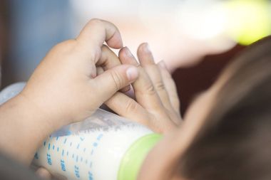 el bebek şişe süt emmek kucaklamak anne holding