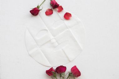 Çiçekler beyaz arka plan üzerinde saf doğa parlatma yüz cilt bakımı için gerçek doğa sac maskesi ayıklar