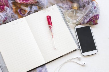 yaşam tarzı kadın için aksesuarlar çalışma tezgahı beyaz