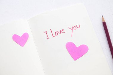 Seni seviyorum mesaj el yazısı üstünde defter pembe kalp kağıt ile özel kelime
