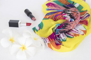 renkli sarı eşarp ile güzellik cilt yüz kozmetik makyaj için relax yaşam tarzı moda kadın 