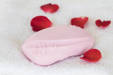 banyo havlusu üzerinde pembe sabun sağlık bakımı vücut cilt üzerinden çiçek gül