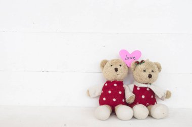 kalp kağıt mesaj kartı üzerinde el yazısı ile çift oyuncak ayı arka plan üzerinde beyaz aşk