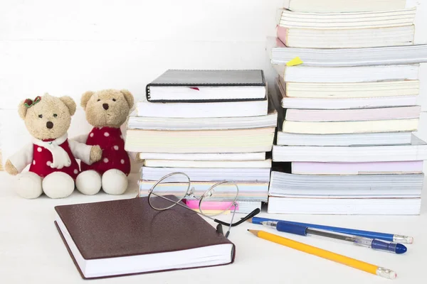 Onderwijs Alle Leerboek Voor Studie Met Paar Teddybeer Tafel Wit — Stockfoto