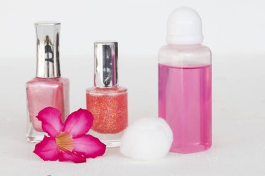 arka plan beyaz yaşam tarzı kadın için sıvı çivi ile renkli pembe oje