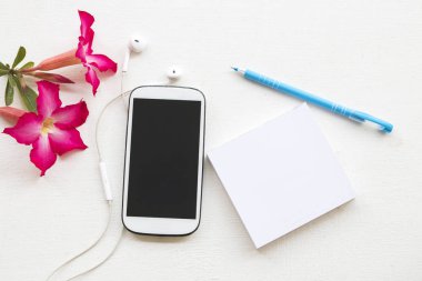 hareket eden telefon kulaklık dinle ve Not Tablo beyaz yazı ile