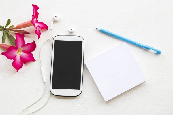 hareket eden telefon kulaklık dinle ve Not Tablo beyaz yazı ile
