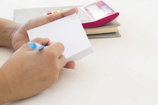 Mão Mulher Conta Cheque Trabalho Escrevendo Postá Nota Mesa Escritório — Fotografia de Stock