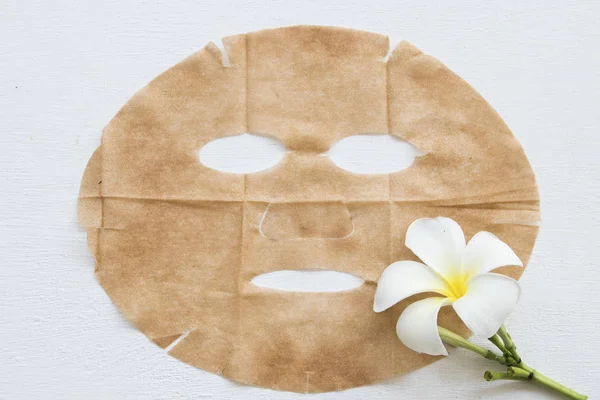 Καφέ Φύλλο Φυσική Μάσκα Για Δέρμα Προσώπου Από Φυτικά Λουλούδι — Φωτογραφία Αρχείου