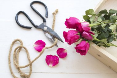 makas ve ip için pembe Gül çiçekçi masada beyaz hazırlamak