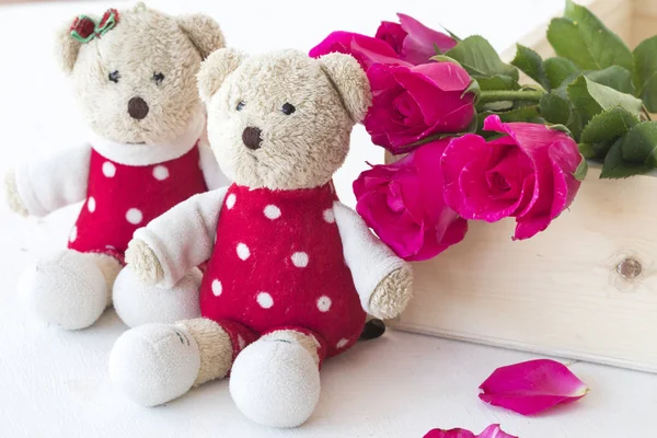 Beberapa Boneka Beruang Dengan Mawar Merah Muda Latar Belakang Kayu — Stok Foto