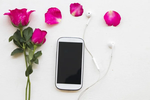 cep telefonu için bağlanmak tablo beyaz üzerine pembe Gül desenli