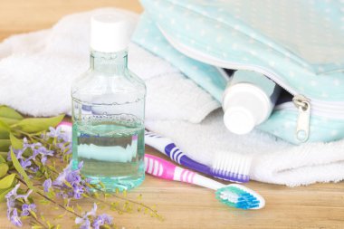 Gargara Diş macunu diş fırçası havlu ahşap arka plan üzerinde sağlıklı bakım ağız boşluğu için