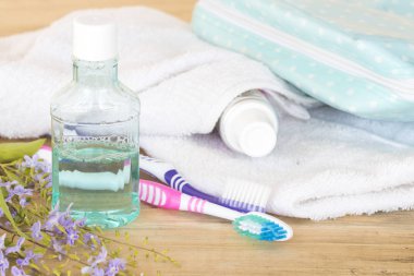 Gargara Diş macunu diş fırçası havlu ahşap arka plan üzerinde sağlıklı bakım ağız boşluğu için