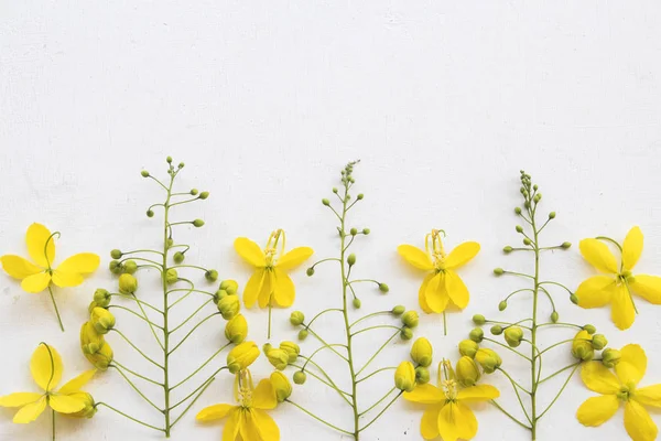 Arrangement Fleurs Jaunes Sur Fond Blanc Bois — Photo