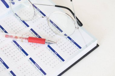 Ofis Büro iş için gözlük ile defter planlayıcısı takvim