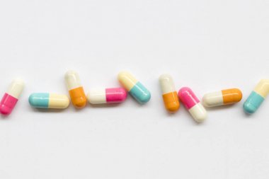 kapsül hap kaybı aranjman beyaz arka plan üzerinde ağırlık