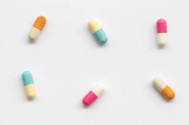 kapsül hap kaybı aranjman beyaz arka plan üzerinde ağırlık