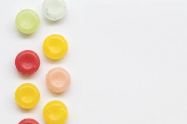 öksürük boğaz pastil hapları beyaz arka plan üzerinde renkli