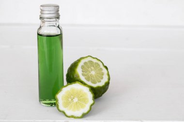 Güney Afrika'da bir kabile kireç gelen doğal bitkisel yağlar koku koku beyaz arka plan üzerinde kokusu alıyorum.