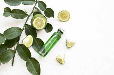 Güney Afrika'da bir kabile kireç gelen doğal bitkisel yağlar koku koku beyaz arka plan üzerinde kokusu alıyorum.